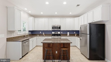 Beautifully updated custom built three level home in an amenity - photo 8