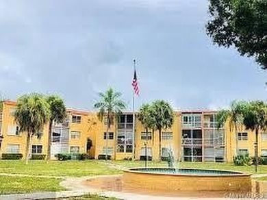 1/1.5 NICE UNIT IN HERITAGE CIRCLE COMMUNITY LOCATED IN MILITARY - photo 1