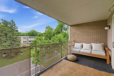 Welcome to this bright and inviting 1-bedroom, 1-bath top-floor - photo 28