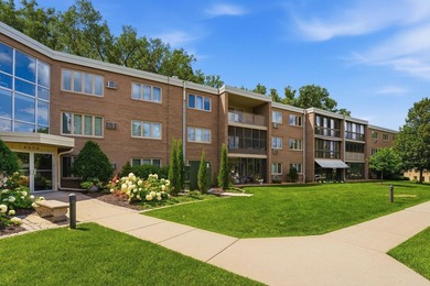 Welcome to this bright and inviting 1-bedroom, 1-bath top-floor - photo 31