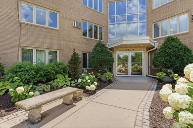 Welcome to this bright and inviting 1-bedroom, 1-bath top-floor - photo 32