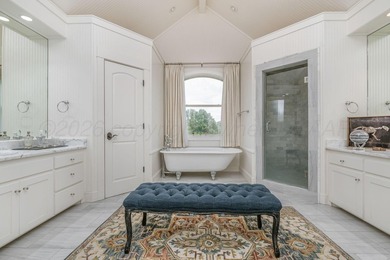 Nestled on the 13th hole, this exceptional golf course estate - photo 38
