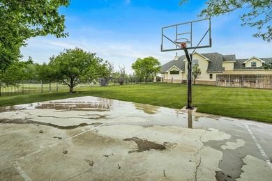 Nestled on the 13th hole, this exceptional golf course estate - photo 49