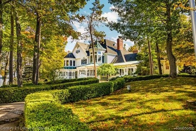 As soon as the gate opens, the quarter-mile driveway leads you - photo 2