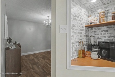 Spacious 3BR/2BA home in a convenient location close to shopping - photo 7