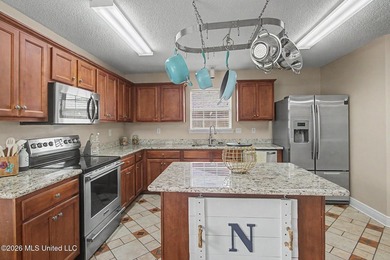 Spacious 3BR/2BA home in a convenient location close to shopping - photo 8