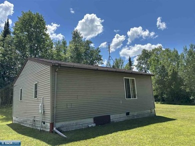 This year round cabin situated on 40 acres is perfect for the - photo 3