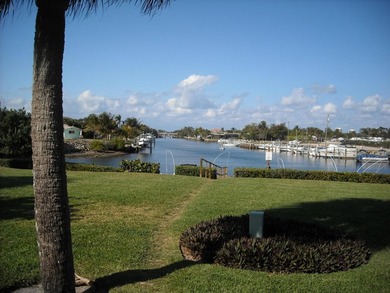 Waterfront living in the heart of North Palm Beach. This - photo 3