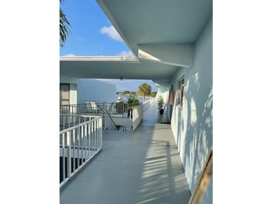 Waterfront living in the heart of North Palm Beach. This - photo 4
