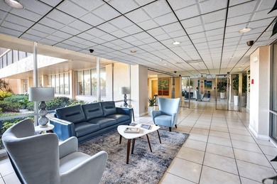 Perfectly positioned between two marinas, this one-bedroom - photo 6