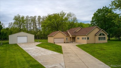 Stunning Custom-Built Retreat on 1.3 Acres with Panoramic Fox - photo 1