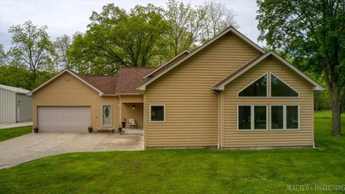 Stunning Custom-Built Retreat on 1.3 Acres with Panoramic Fox - photo 2