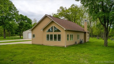 Stunning Custom-Built Retreat on 1.3 Acres with Panoramic Fox - photo 3