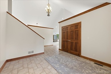 Stunning Custom-Built Retreat on 1.3 Acres with Panoramic Fox - photo 5