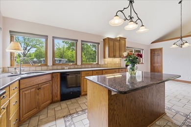Stunning Custom-Built Retreat on 1.3 Acres with Panoramic Fox - photo 8