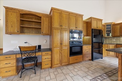 Stunning Custom-Built Retreat on 1.3 Acres with Panoramic Fox - photo 10