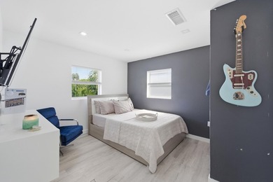 Beautifully updated 2-bedroom, 1-bath home with EXTRA Florida - photo 16