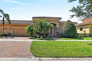 Meticulously maintained 2BR/2BA/2CG villa ideally located close - photo 1