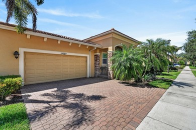 Meticulously maintained 2BR/2BA/2CG villa ideally located close - photo 3