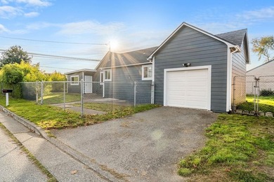 Sparkling clean 3 bedroom 2 bath, home in town. City sewer and - photo 1