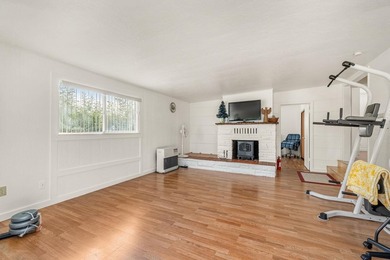 Sparkling clean 3 bedroom 2 bath, home in town. City sewer and - photo 6