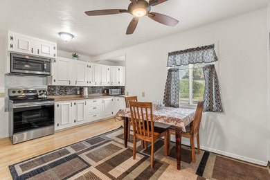Sparkling clean 3 bedroom 2 bath, home in town. City sewer and - photo 8