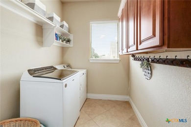 This breathtaking and spacious residence is ideally located on 4 - photo 29