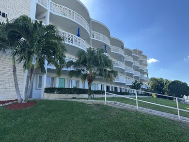 Lake Osborne Condo For Sale in Lake Worth Florida