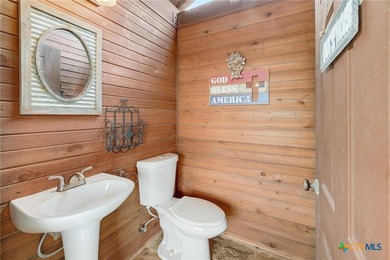 This breathtaking and spacious residence is ideally located on 4 - photo 37