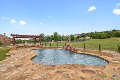This breathtaking and spacious residence is ideally located on 4 - photo 38