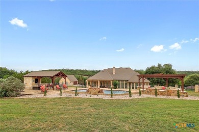 This breathtaking and spacious residence is ideally located on 4 - photo 41