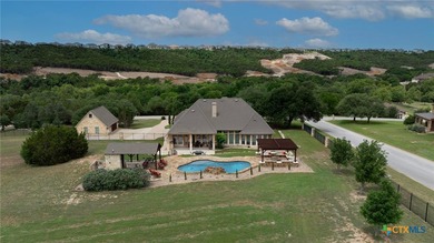 This breathtaking and spacious residence is ideally located on 4 - photo 43