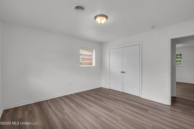 Welcome home to this beautifully updated 3-bedroom, 2-bath - photo 10