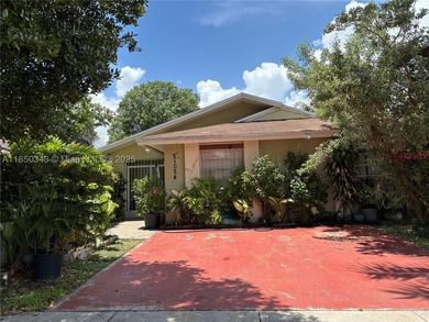 One-story home with 3 bedrooms, 2 full bathrooms, a split floor - photo 1