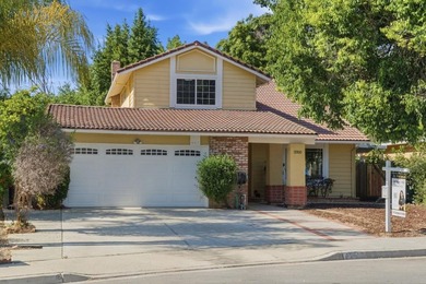 Beautifully maintained and freshly painted, this spacious - photo 2