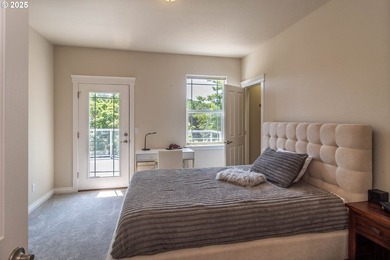 Beautiful 5-bed, 4-bath custom home on nearly one acre in a - photo 18