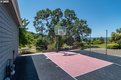Beautiful 5-bed, 4-bath custom home on nearly one acre in a - photo 29