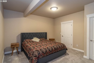 Beautiful 5-bed, 4-bath custom home on nearly one acre in a - photo 33