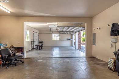 Beautiful 5-bed, 4-bath custom home on nearly one acre in a - photo 35