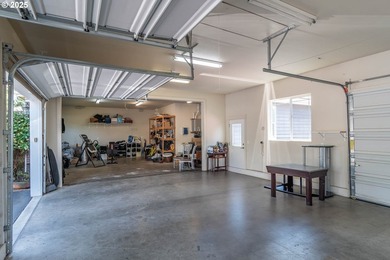 Beautiful 5-bed, 4-bath custom home on nearly one acre in a - photo 36