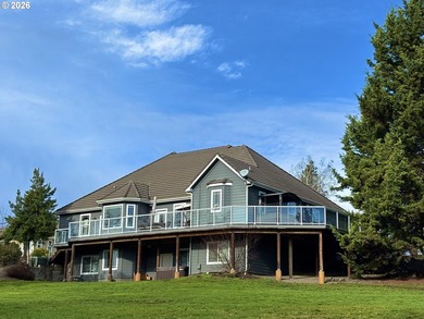 Beautiful 5-bed, 4-bath custom home on nearly one acre in a - photo 39