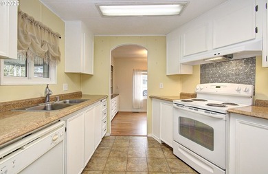 PRICE REDUCED Cute & Cute! Located in the highly sought after - photo 4