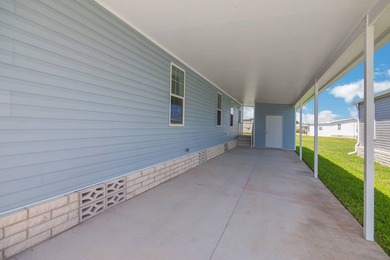 Welcome to this beautifully designed Champion Lake Manor model - photo 4