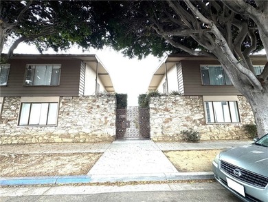 Welcome to coastal living in the heart of Long Beach! This - photo 2