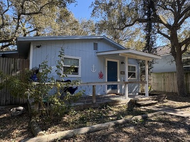 Hang up your fishing poles and settle into this charming coastal - photo 2