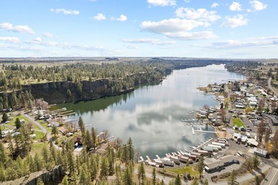 Waterfront Living on Williams Lake! Enjoy year-round lakeside - photo 33