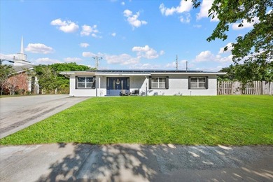 Lake Osborne Home Active Under Contract in Lake Worth Beach Florida