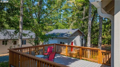 Sweet, bright and light beach cabin with wall of windows facing - photo 3