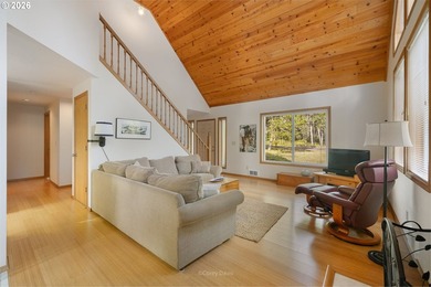 Sweet, bright and light beach cabin with wall of windows facing - photo 9