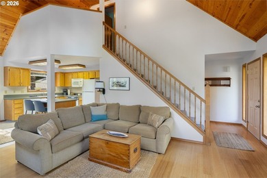 Sweet, bright and light beach cabin with wall of windows facing - photo 10